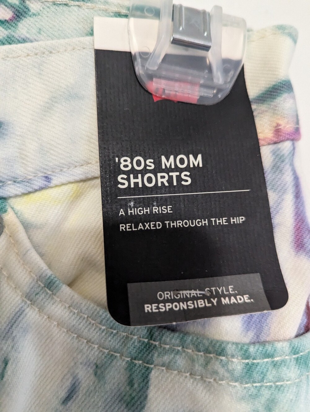 NWT Levi's Women's 80's Mom Watercolor World Shorts Size 24 - Picture 2 of 6